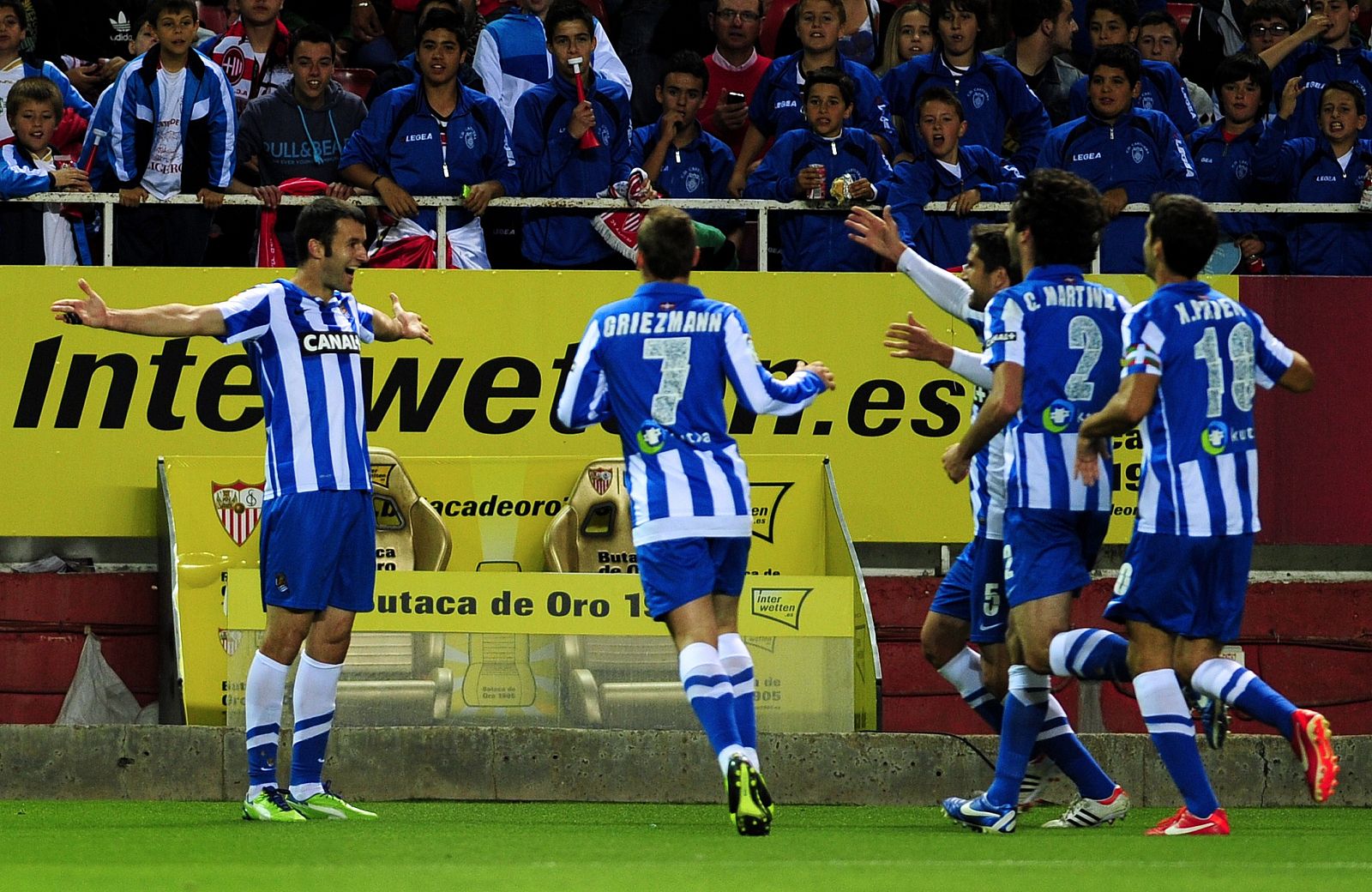 Agirretxe celebra con sus compañeros el segundo gol.