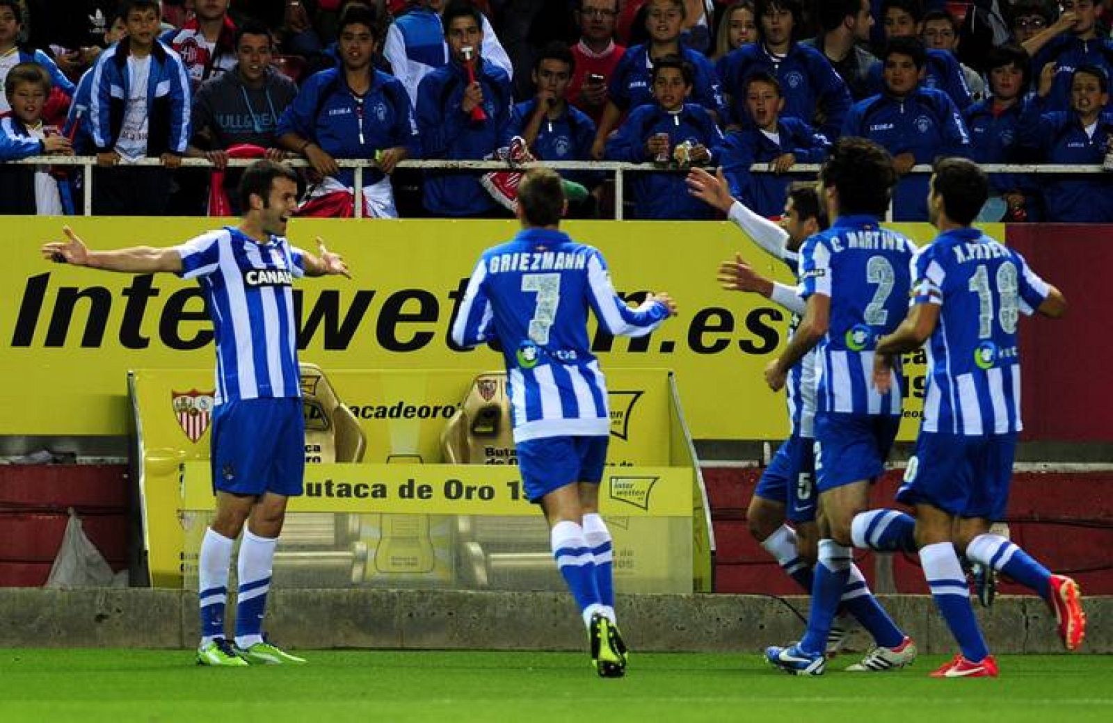 Agirretxe celebra con sus compañeros el segundo gol.