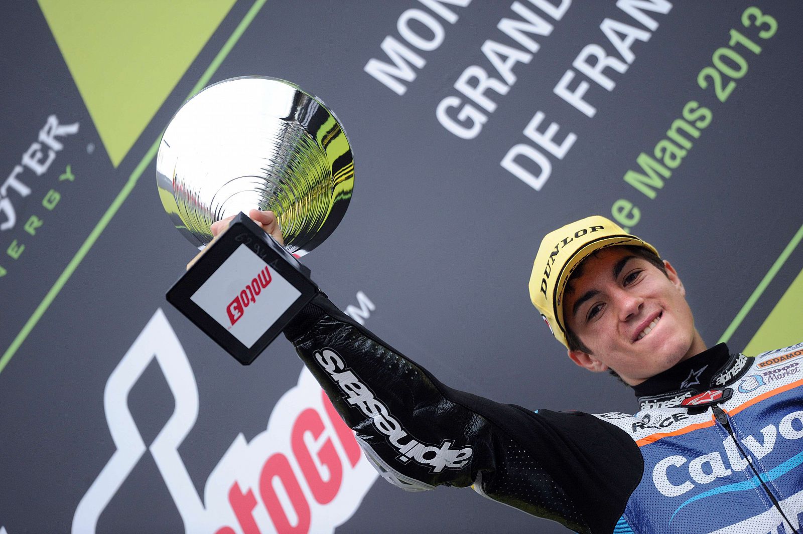 Maverick Viñales celebra el triunfo en el podio de Le Mans.