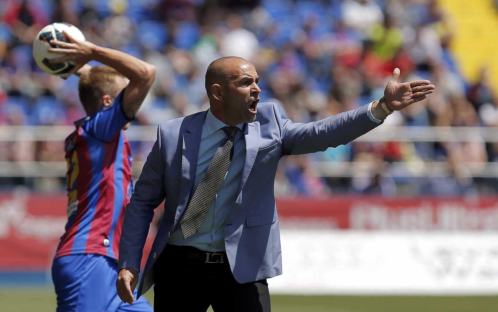 Paco Jémez dando instrucciones a sus jugadores durante el partido.