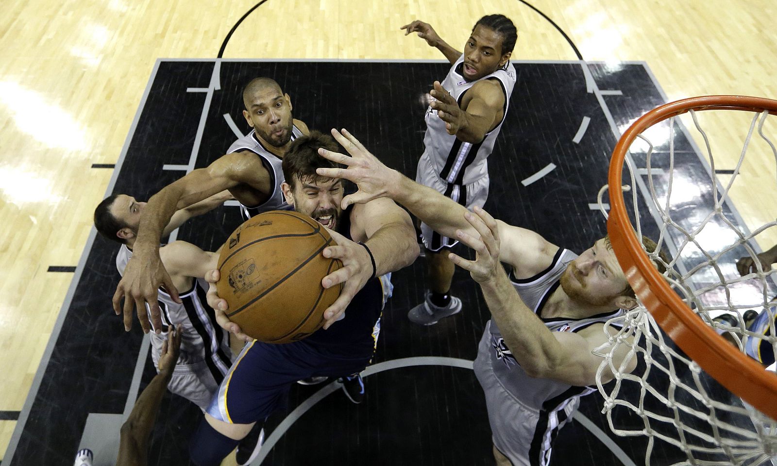 Cuatro jugadores de San Antonio Spurs defienden el tiro de Marc Gasol