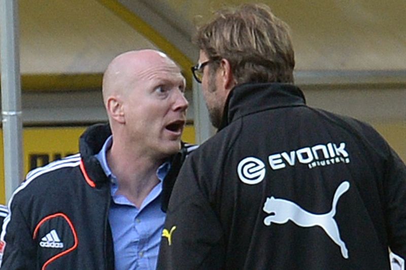 El director deportivo del Bayern, Matthias Sammer, y el entrenador del Borussia, Jurgen Klopp, se encaran