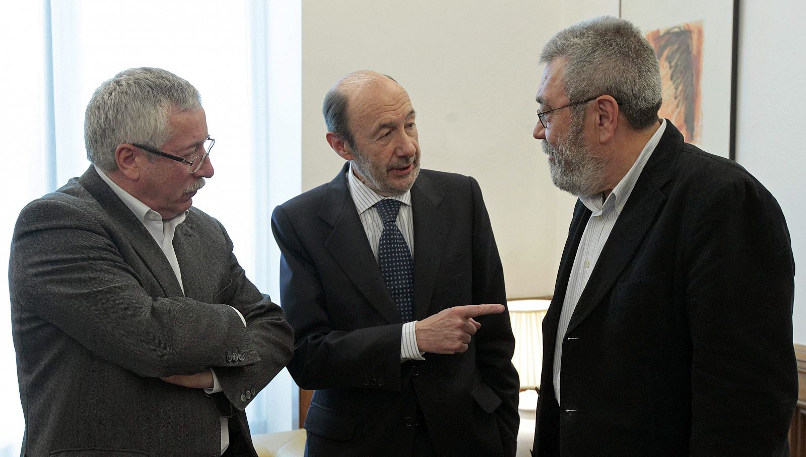 Los secretarios generales de CC.OO., Ignacio Fernández Toxo, y de UGT, Cándido Méndez, durante la reunión que han mantenido con el secretario general del PSOE, Alfredo Pérez Rubalcaba