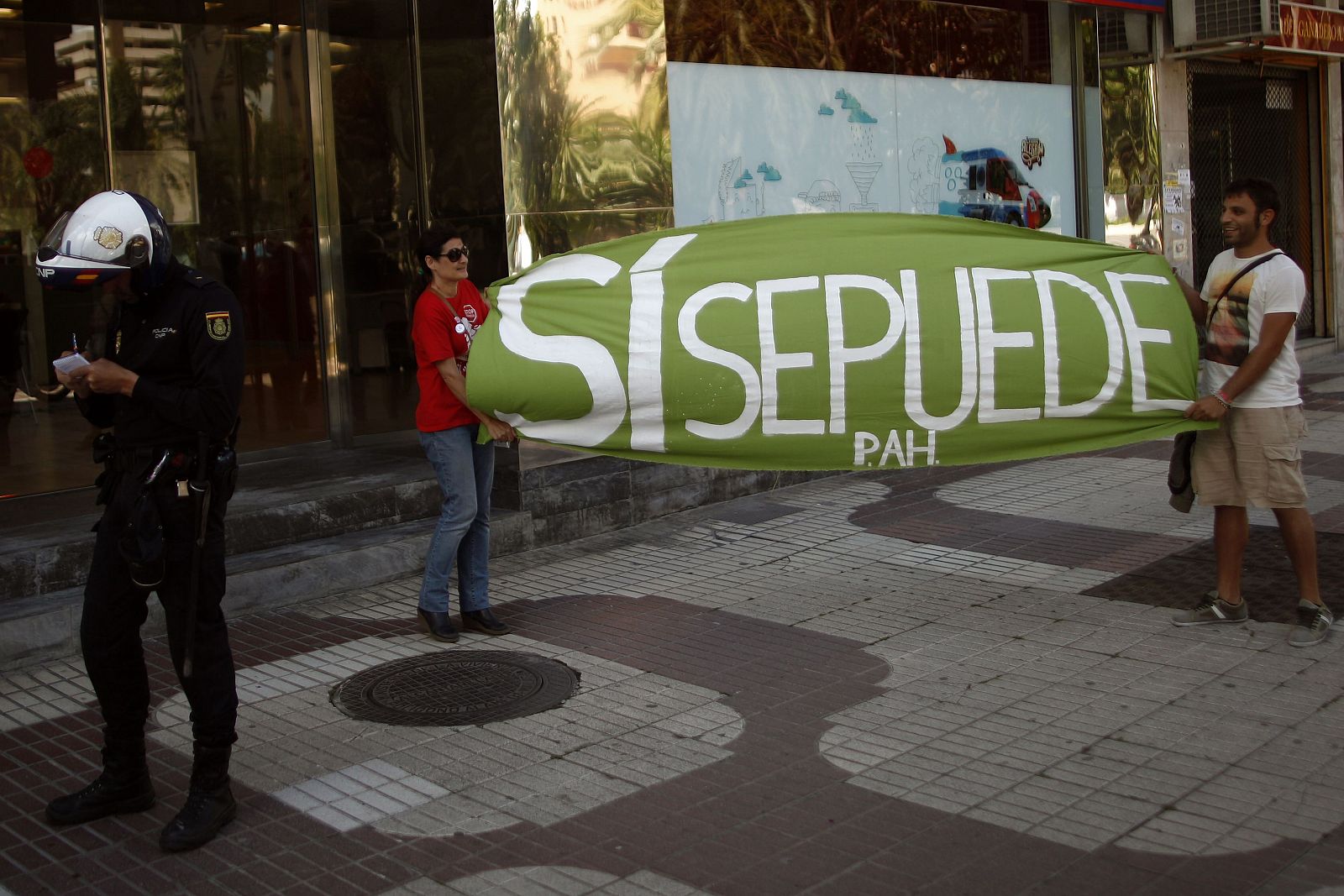 Escrache en Málaga contra los bancos, el 15 de mayo de 2013