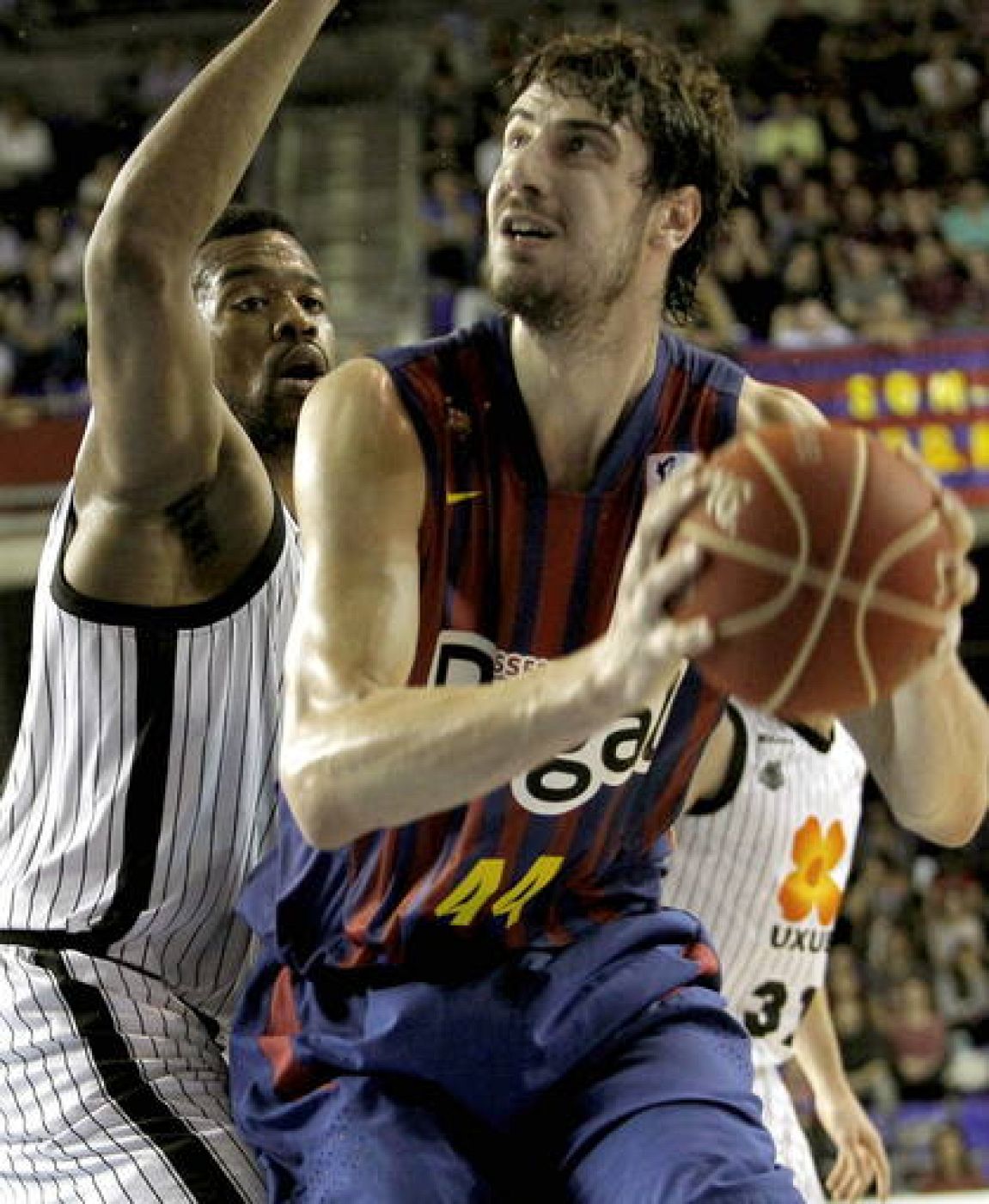 El pívot croata del F.C. Barcelona Ante Tomic, durante  el primer partido