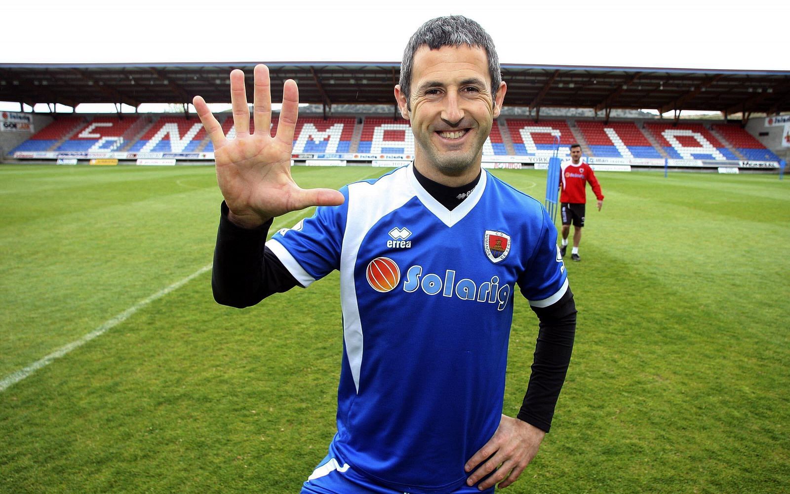 El jugador del Numancia Txhomin Nagore posando tras cumplir quinientos partidos.