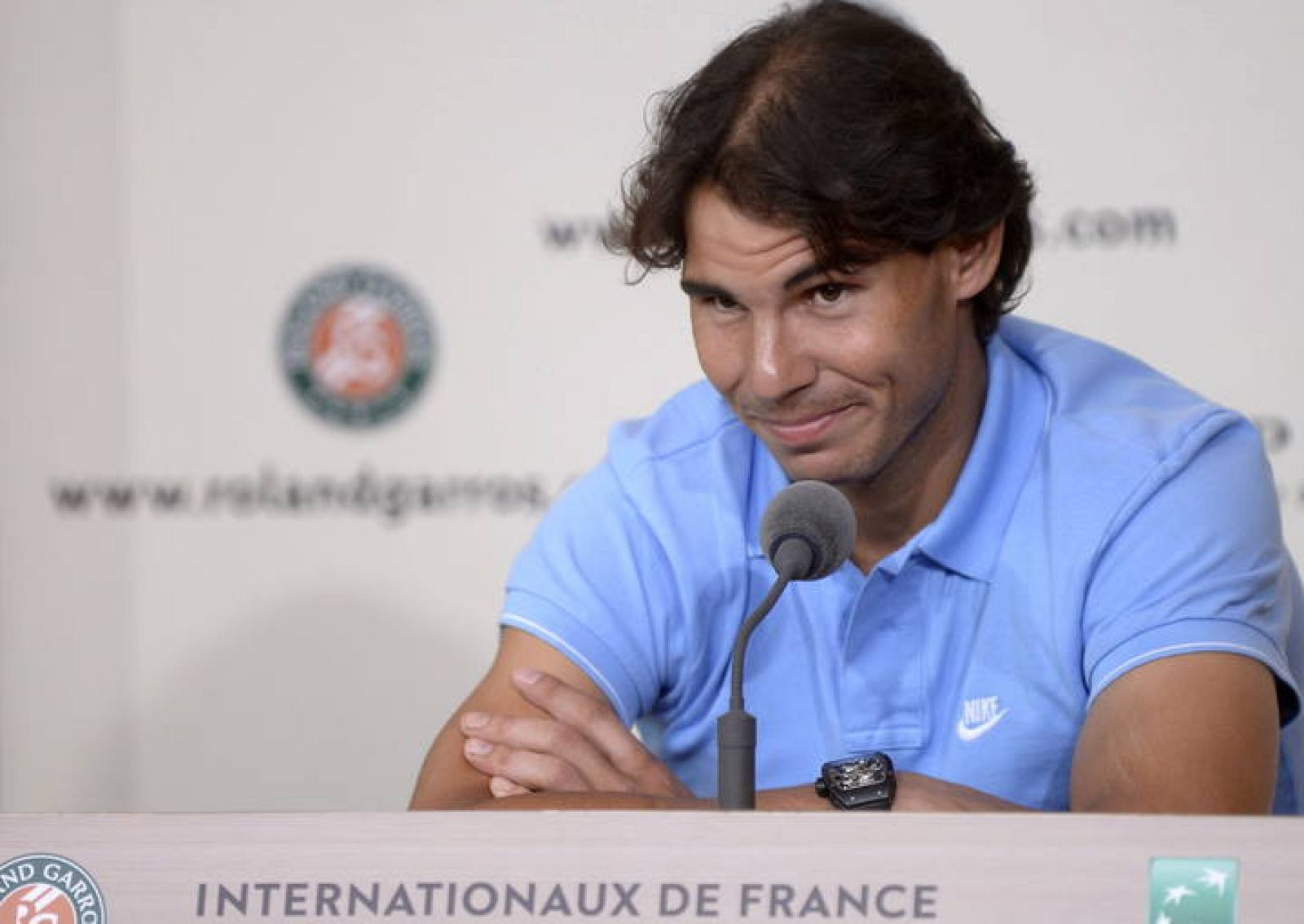 El tenista español Rafael Nadal responde durante la rueda de prensa celebrada un día antes de que dé comienzo Roland Garros