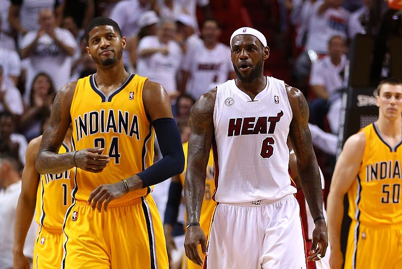 Paul George (i) y LeBron James (d) comentan un lance del encuentro