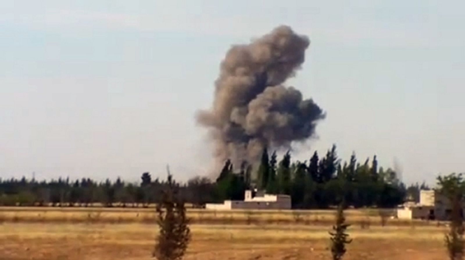 Imagen capturada de vídeo donde se ve un bombardeo en la ciudad de Al Quseir.