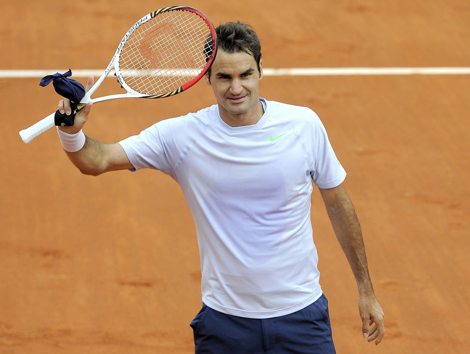 Roger Federer saluda tras ganar a Pablo Carreño en Roland Garros