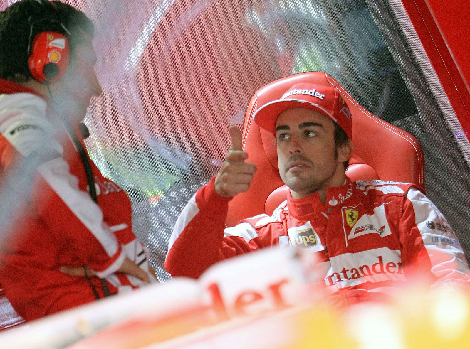 El piloto español Fernando Alonso, en el box de Ferrari en Mónaco