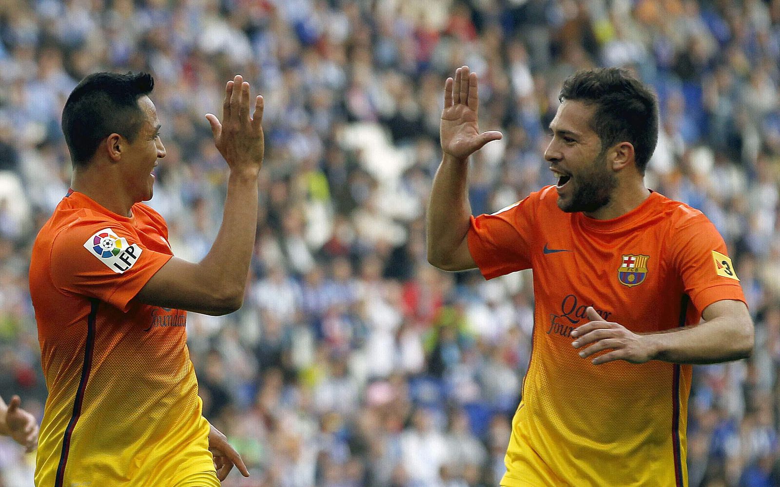 Alexis Sánchez (i), celebra con su compañero Jordi Alba el gol marcado al RCD Espanyol.