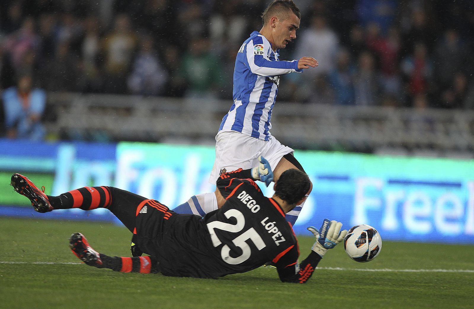 Diego López trata de atajar una internada de Griezmann