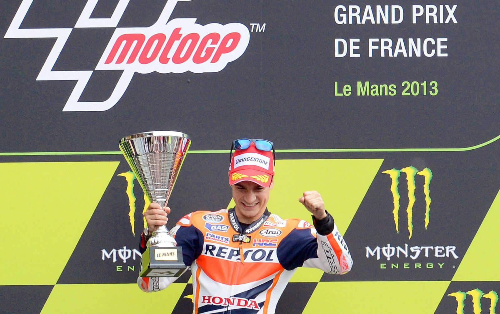 Dani Pedrosa celebra en el podio de Le Mans su victoria en el pasado GP de Francia