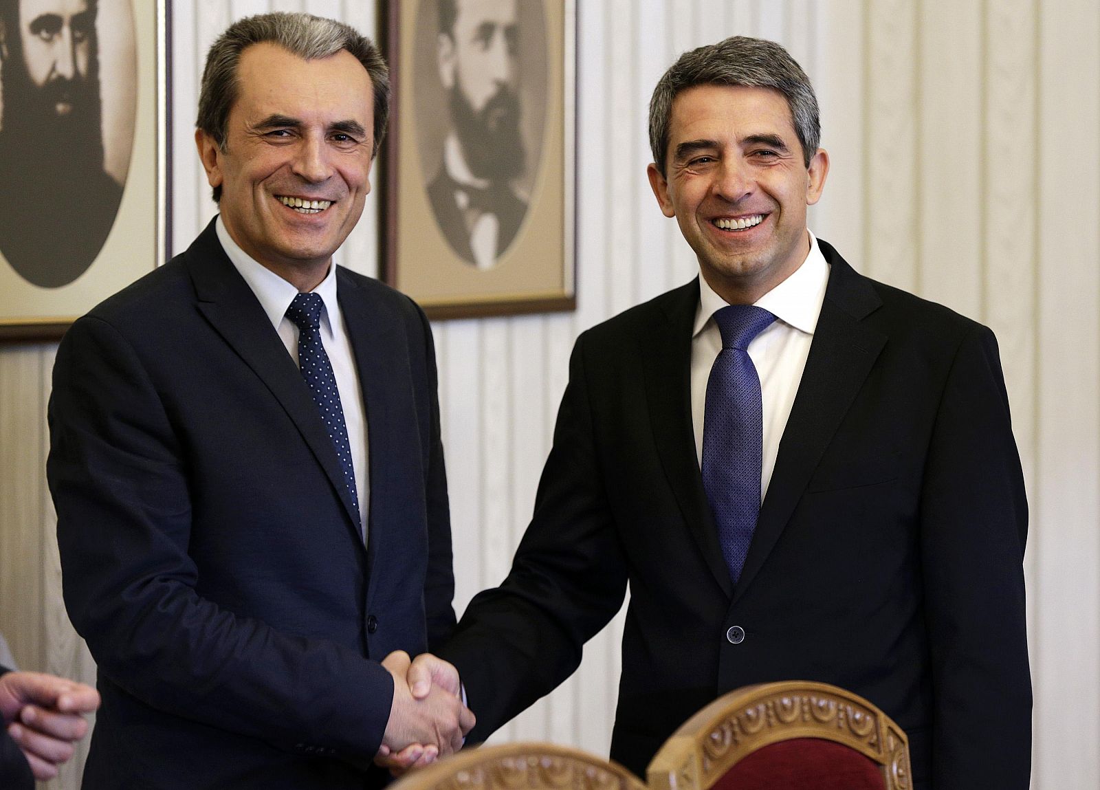 El presidente de Bulgaria, Rosen Plevneliev (derecha) recibe a Plamen Oresharski, nuevo primer ministro, en Sofía