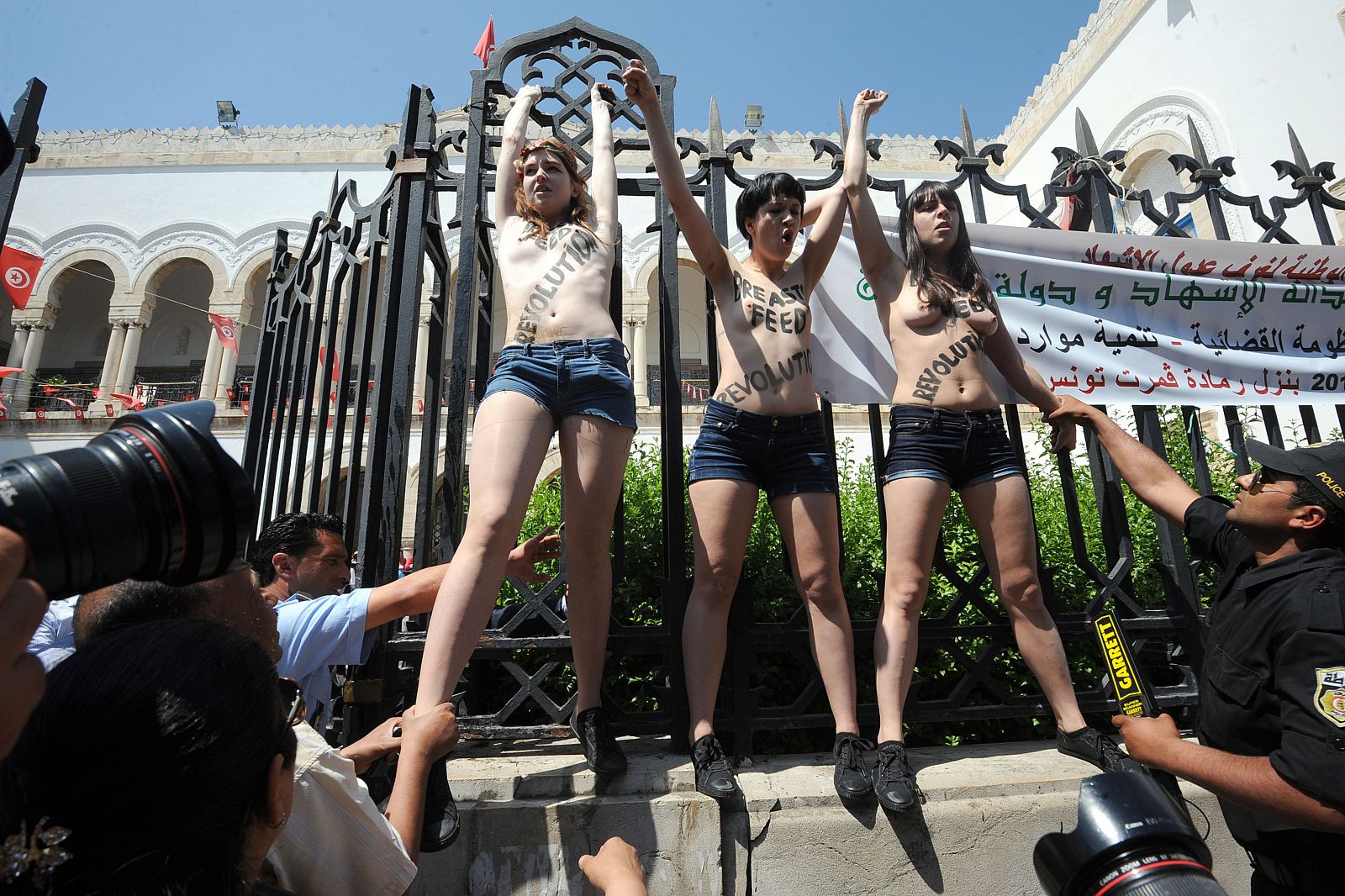 Tres activistas del grupo feminista Femen se manifiestan frente al Palacio de Justicia en Túnez