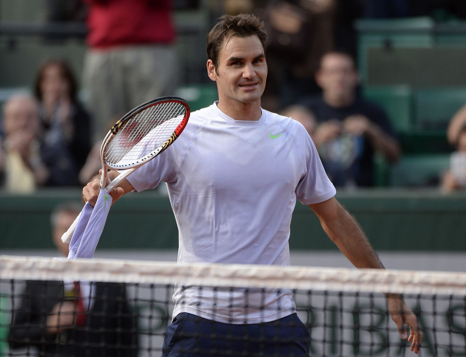 El tenista suizo Roger Federer celebra la victoria conseguida frente al indio Somdev Devvarman