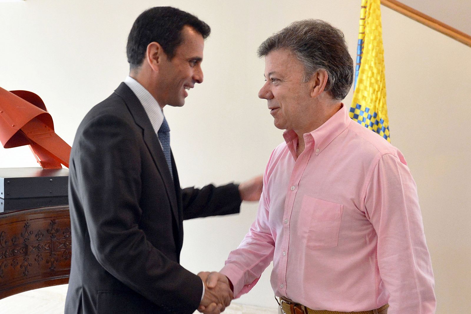 Santos (derecha) recibe a Capriles en Casa Nariño, sede de la presidencia colombiana.