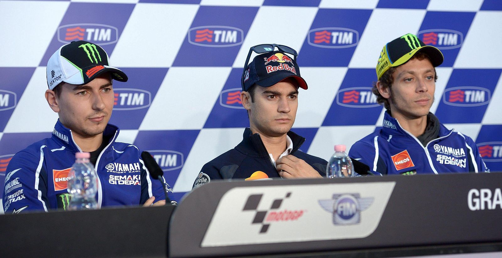 El piloto español Jorge Lorenzo comparece en una rueda de prensa junto al piloto español Dani Pedrosa y al italiano Valentino Rossi