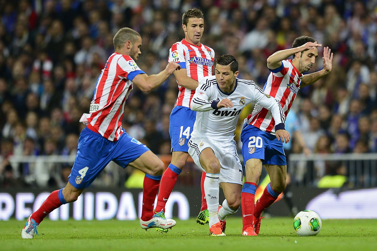 Tres seleccionables del Atlético, Mario Suárez, Gabi y Juanfran, pugnan por un balón con Ronaldo