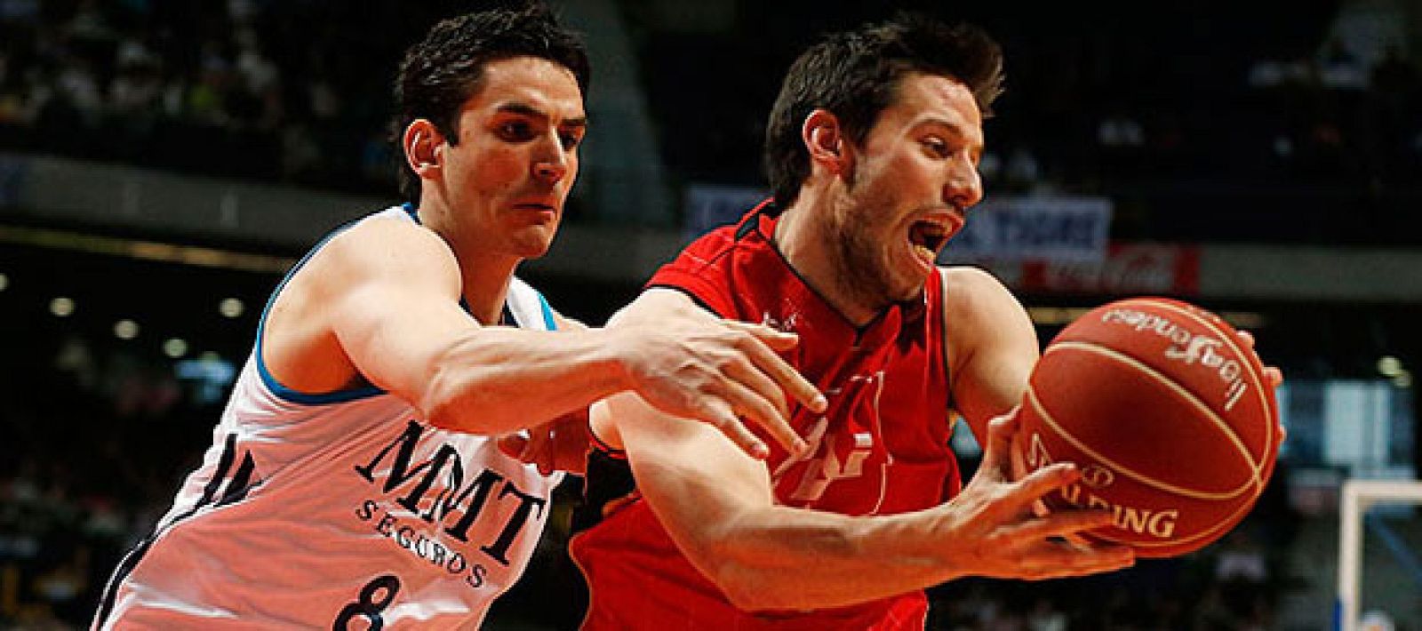 Suárez pelea un balón con el Real Madrid.