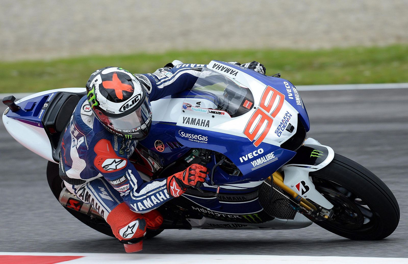 El piloto español de MotoGP Jorge Lorenzo, de Yamaha, participa en una sesión de entrenamientos libres para el Gran Premio de Italia