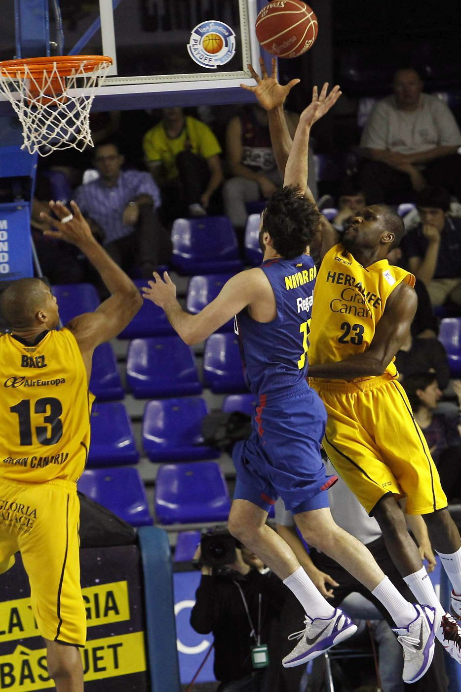 El escolta del Regal Barcelona Juan Carlos Navarro (c), entra a canasta ante los jugadores del Herbalife Gran Canaria Eulis Báez (i) y el estadounidense Chamberlain Oguchi (d)