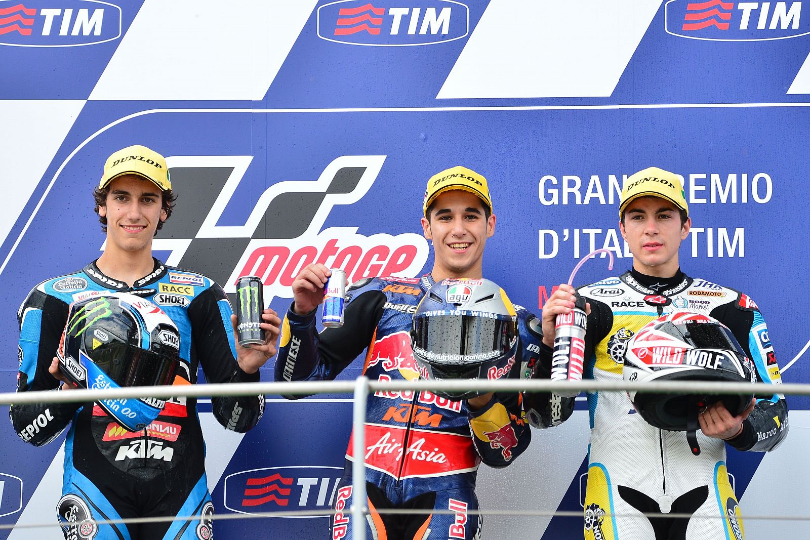 Luis Salom, en el centro, celebra su victoria en el podio flanqueado por Álex Rins y Maverick Viñales