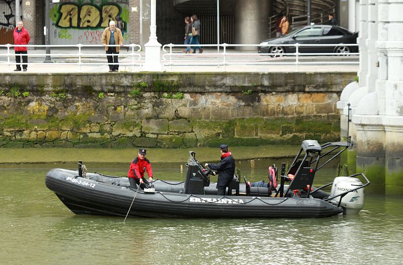 LA ERTZAINTZA BUSCA MÁS RESTOS HUMANOS EN LA RÍA DE BILBAO