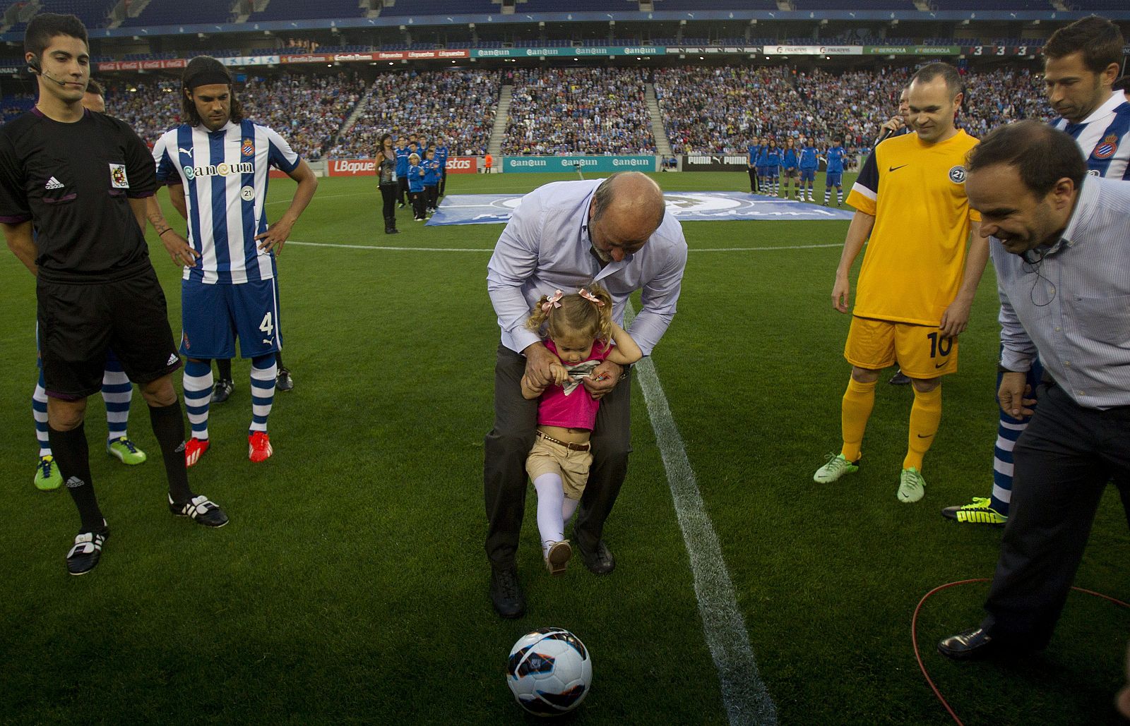 La hija de Daniel Jarque realiza el saque de honor previo al partido