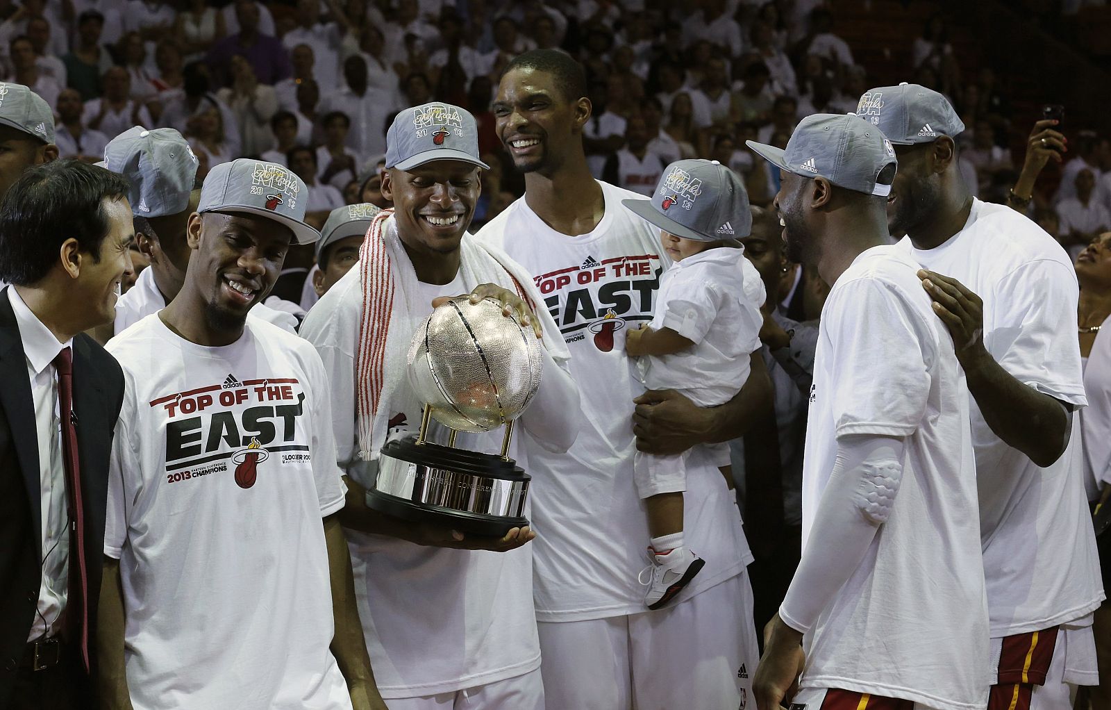Los jugadores de Miami Heat celebran el triunfo en la Conferencia Este y el pase a las finales.