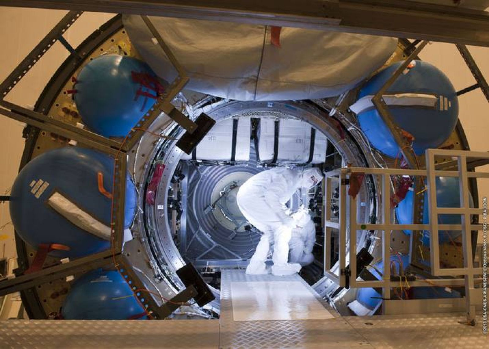 Un técnico de la Agencia Espacial Europea durante el proceso de carga del ATV-4.