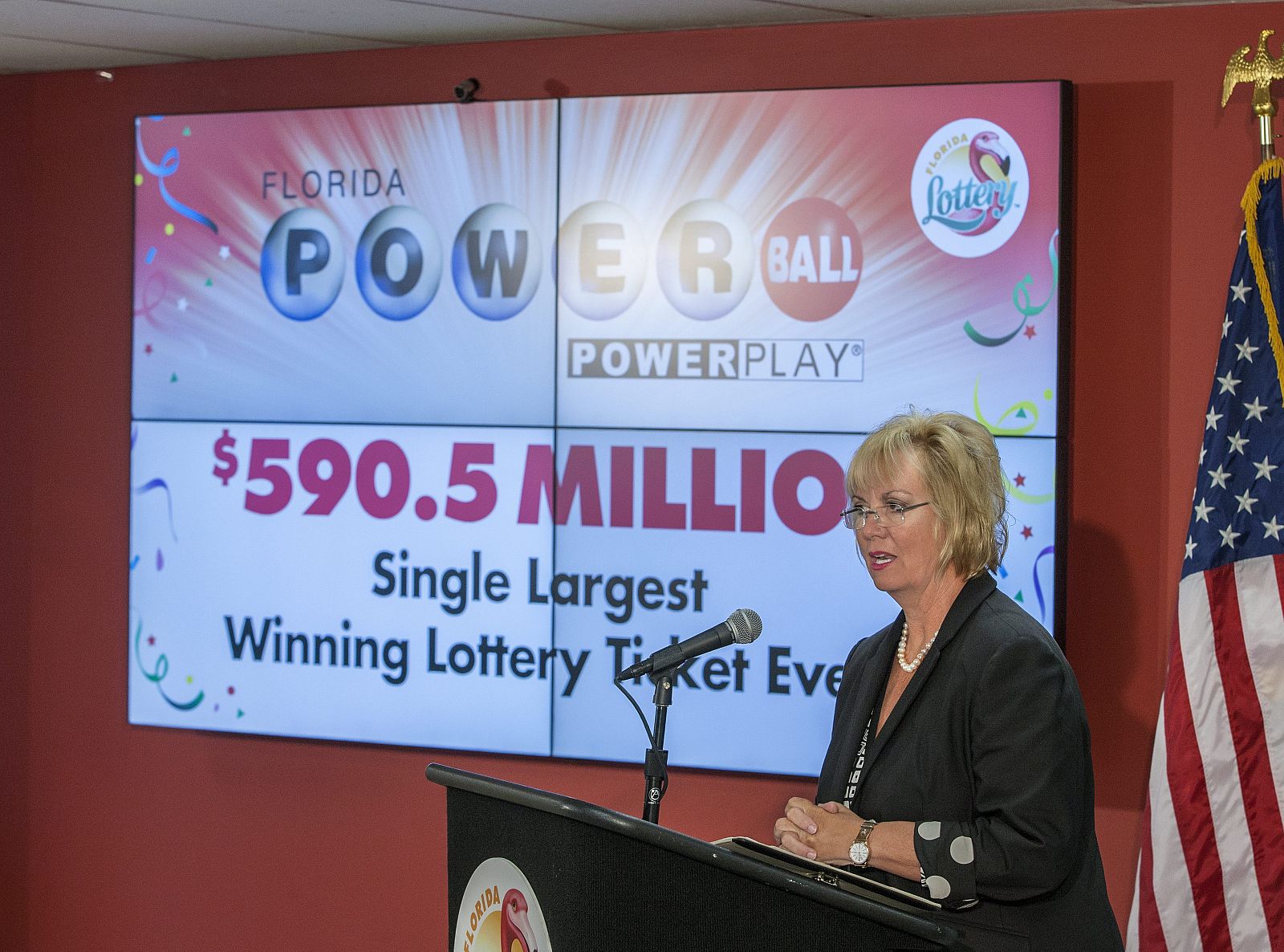 Cynthia F. O'Connel, secretaria de la lotería de Florida, da detalles sobre la ganadora de 590.5 millones de dólares del premio gordo de Powerball