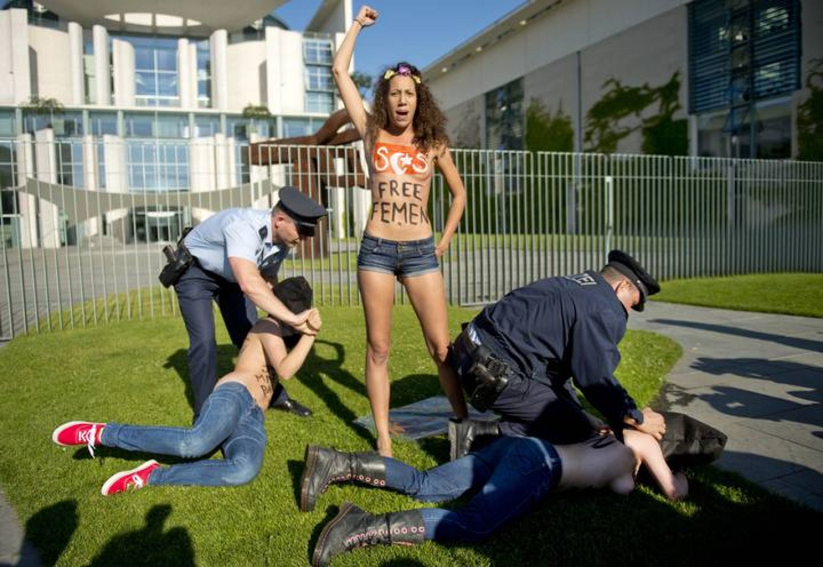 Activistas del grupo feminista Femen se manifiestan delante de la Cancillería alemana