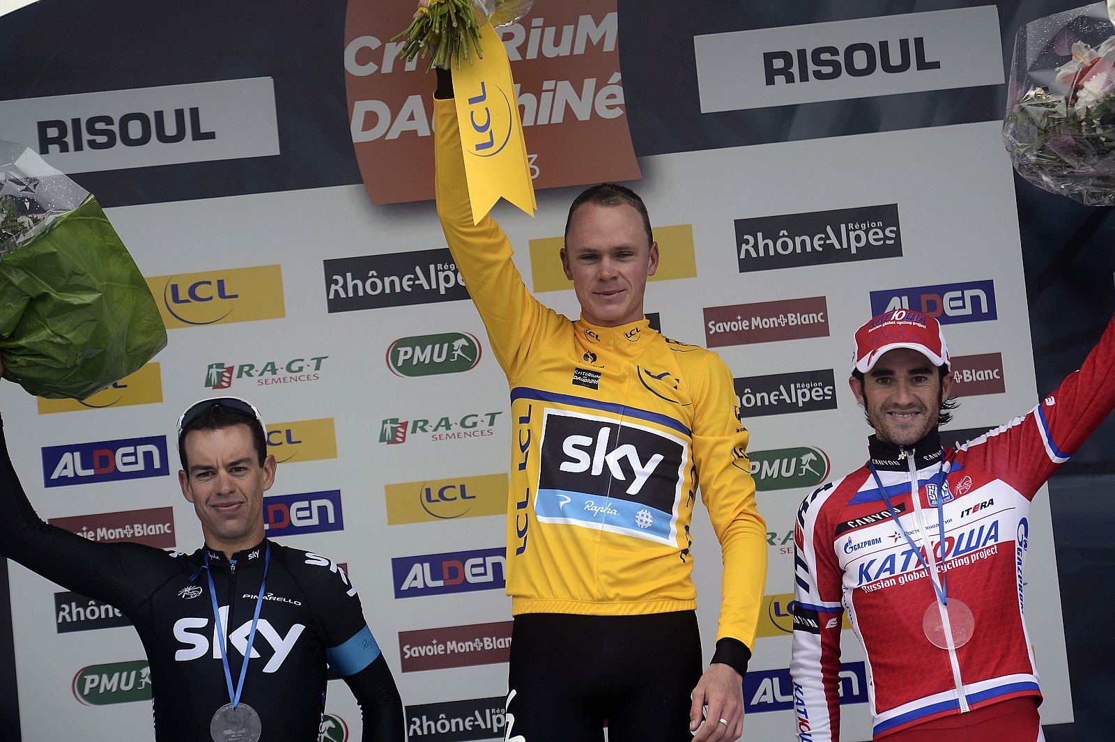 Christopher Froome escoltado en el podio por Richie Porte y Dani Moreno.