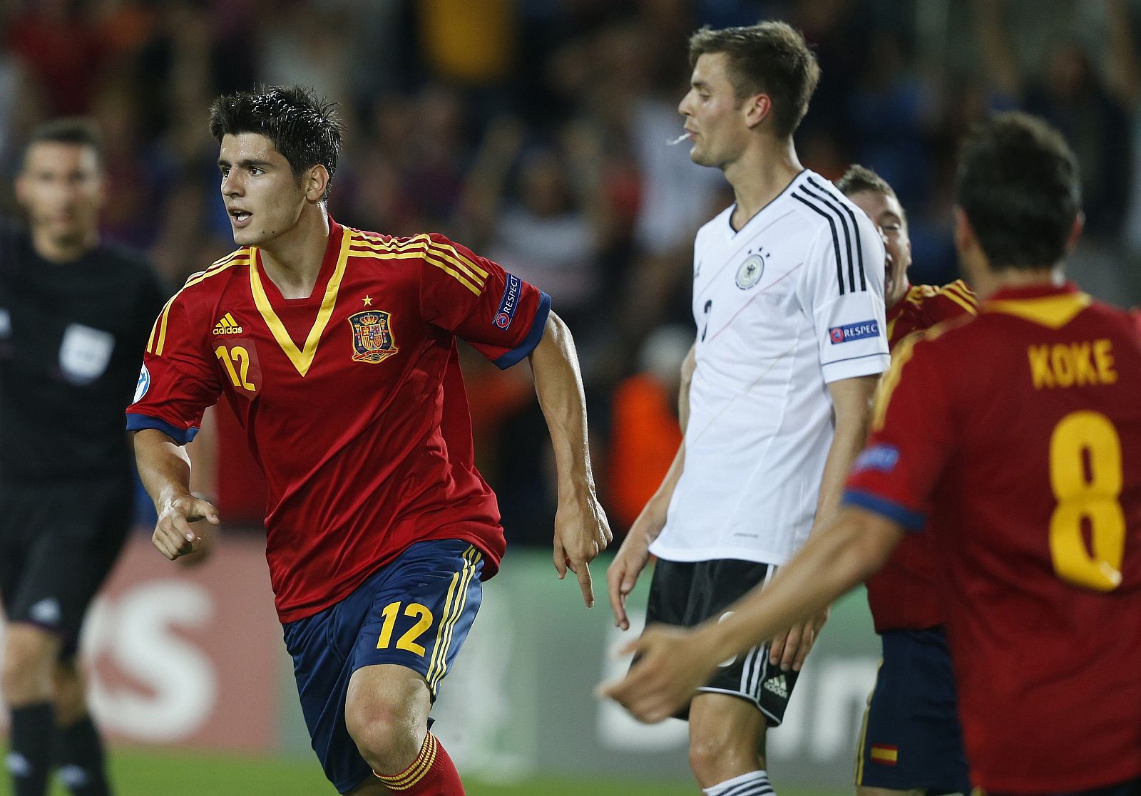 Morata celebra con sus compañeros el gol de la victoria contra Alemania.