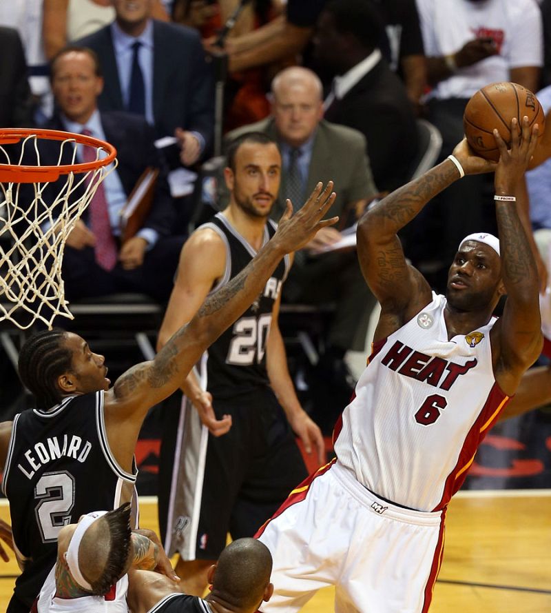 LeBron James intenta anotar ante la oposición del correoso Kawhi Leonard