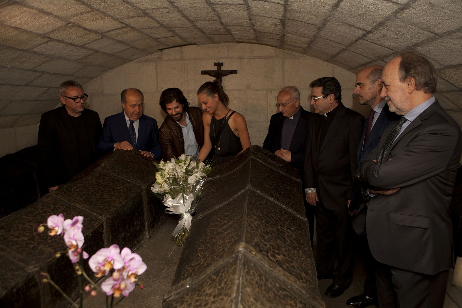 Michelle Jenner y Rodolfo Sancho dejan un ramo de flores sobre el sepulcro de los Reyes Católicos