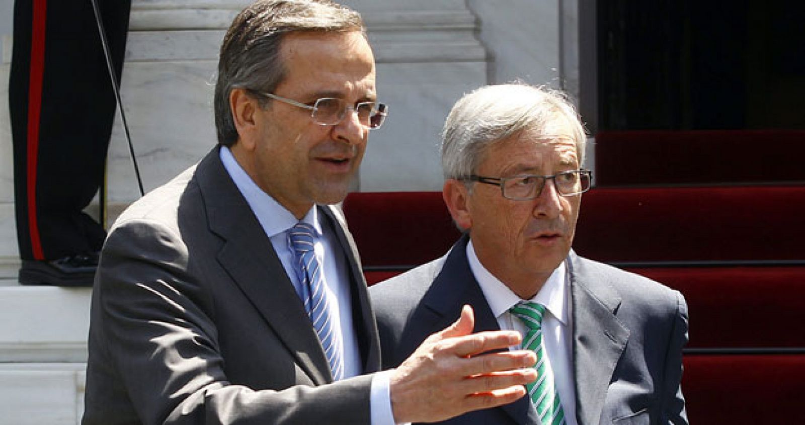 El jefe de Gobierno griego, Andonis Samarás, y el primer ministro luxemburgués, Jean-Claude Juncker, tras su reunión en Atenas este martes.
