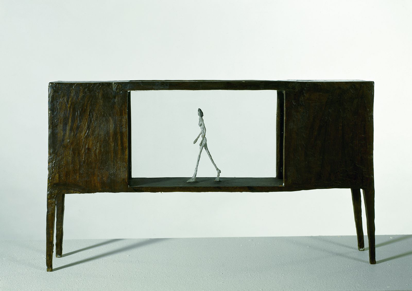 Pequeña figura dentro de una caja entre dos cajas que son casas (1950). Alberto Giacometti.