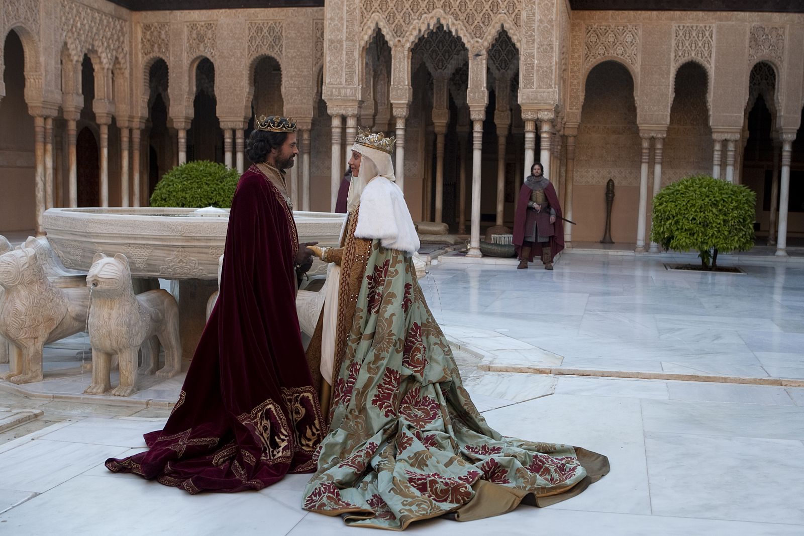 Rodolfo Sancho y Michelle Jenner en el Patio de Los Leones de la Alhambra, por 'Isabel'