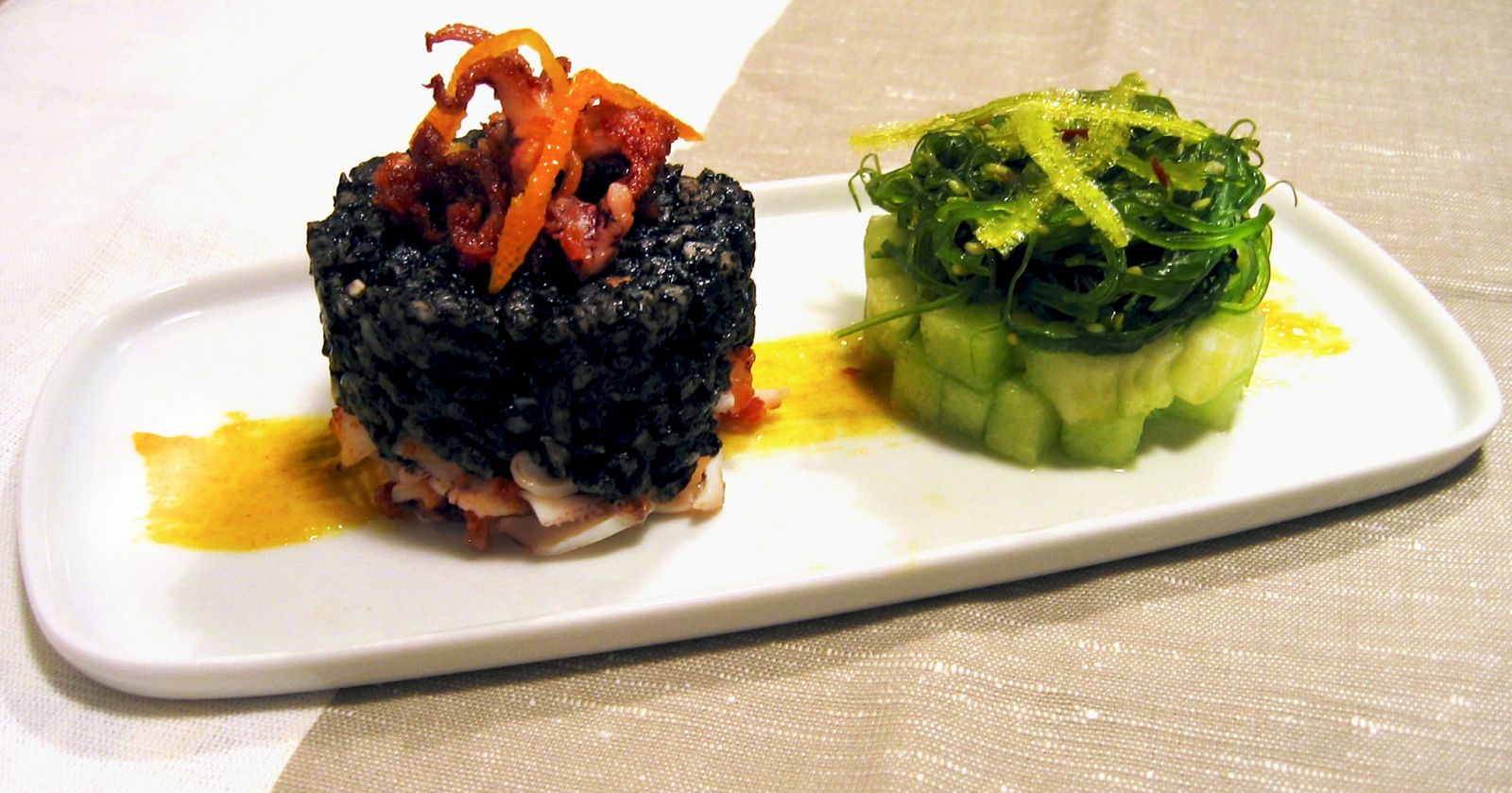"Risotto" negro de txipirones con ensalada de algas y melón y ali-oli