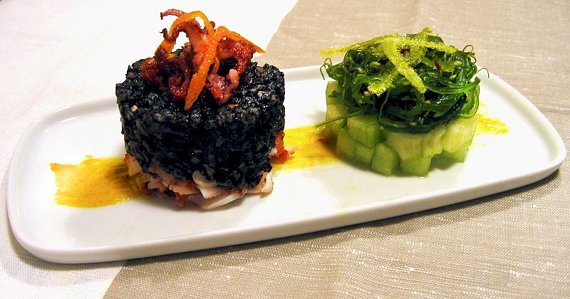 "Risotto" negro de txipirones con ensalada de algas y melón y ali-oli