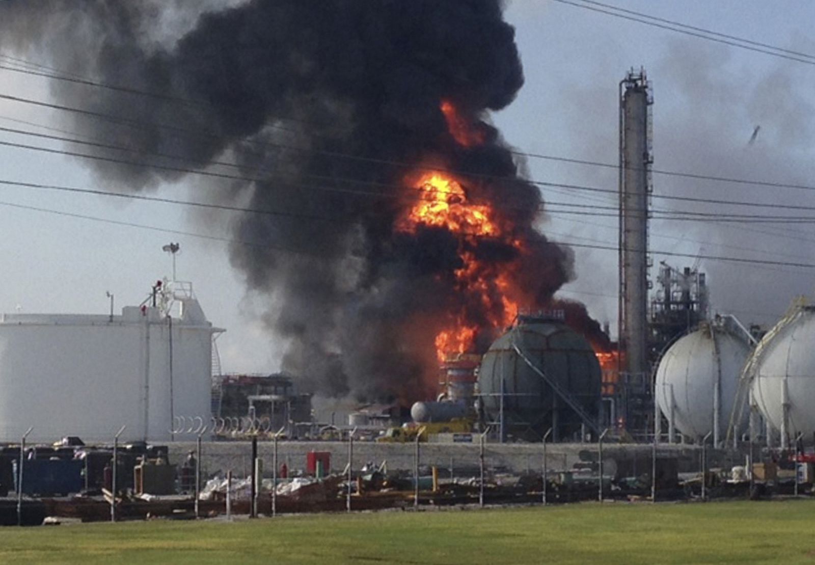 Imágen de la explosión en la planta química de Williams Olefins de Geismar, Louisiana