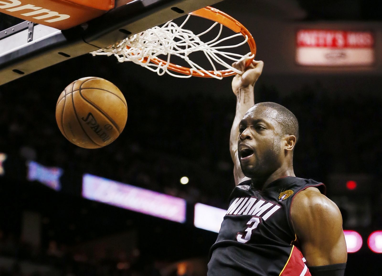 Dwayne Wade, de Miami Heat, realiza un mate sobre la canasta de San Antonio Spurs