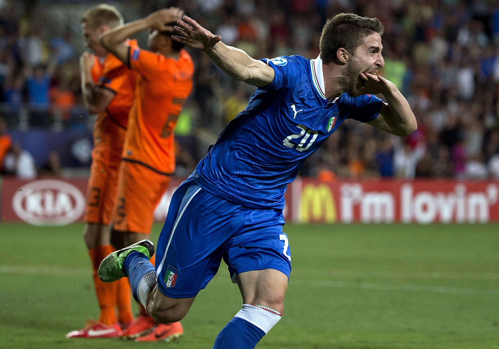 Borini celebra el tanto que mete a Italia en la final del Europeo sub'21