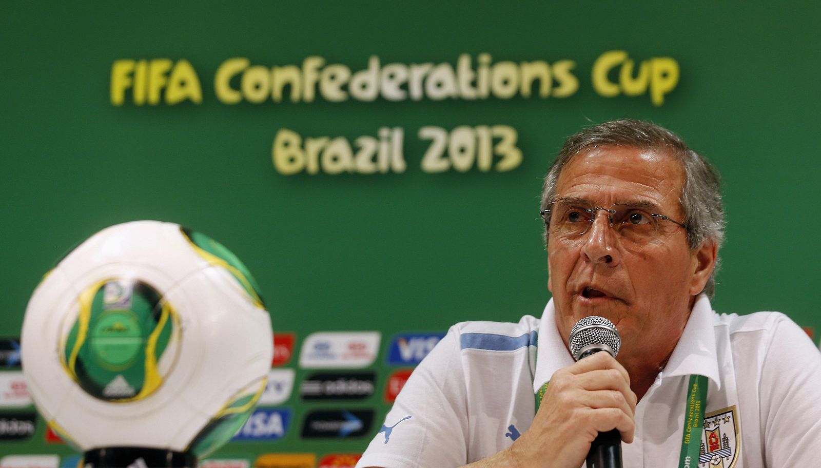 Óscar Tabárez, seleccionador uruguayo, atiende a los medios en rueda de prensa