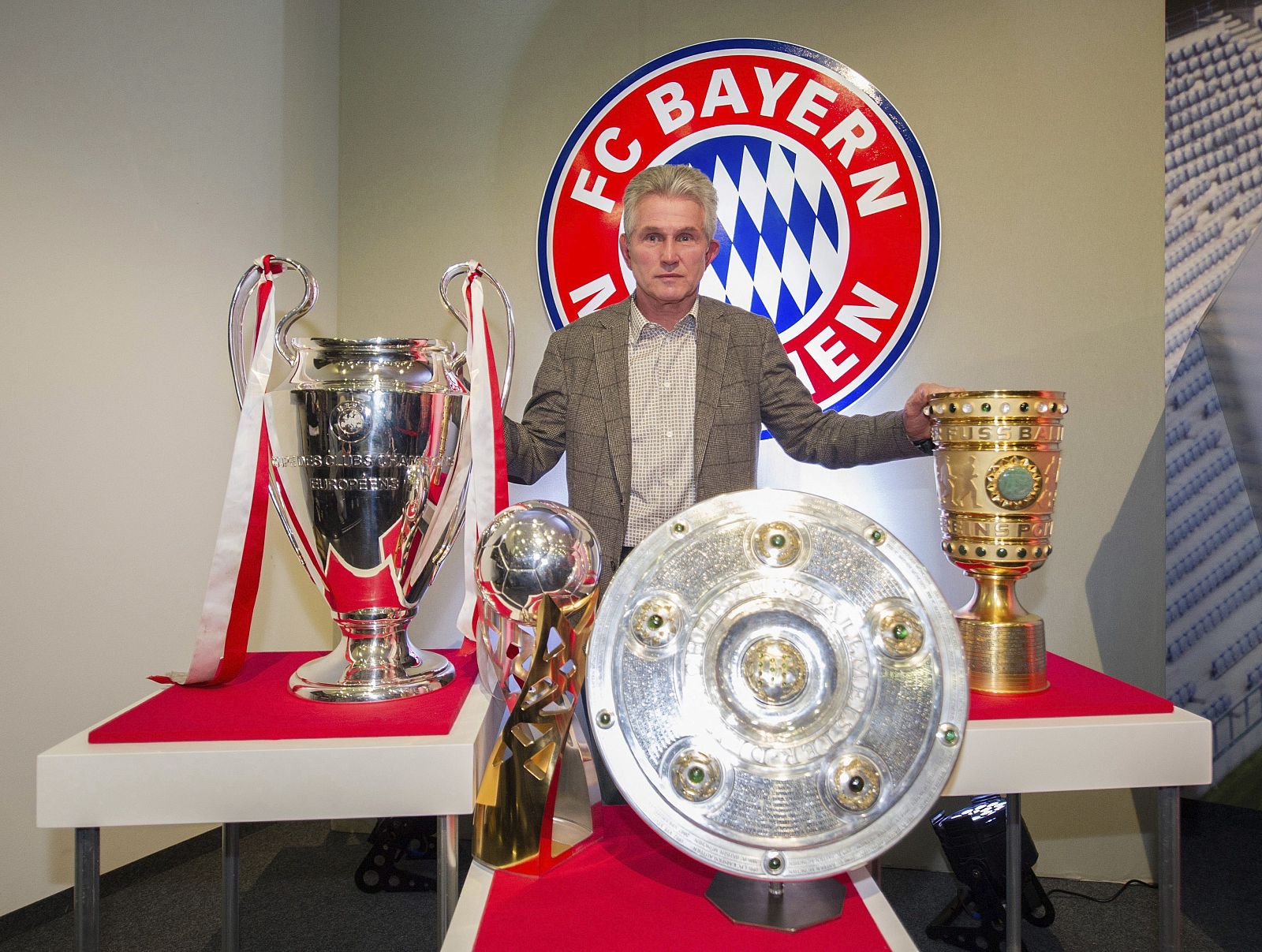 HEYNCKES DICE ADIÓS A LOS BANQUILLOS EN EL MOMENTO MÁS ALTO DE SU CARRERA