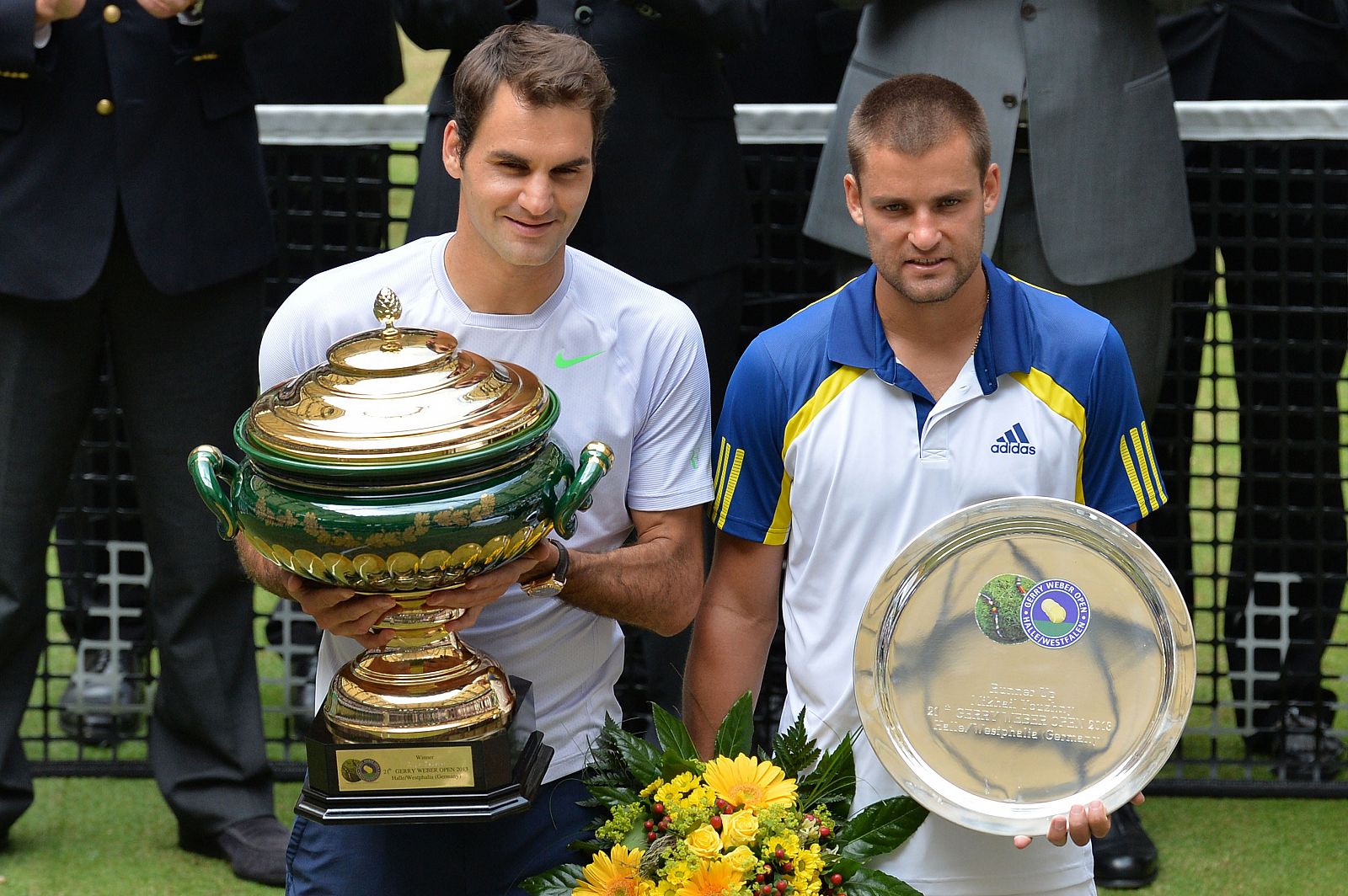 Roger Federer y Mikhail Youzhny posan para los fotógrafos.