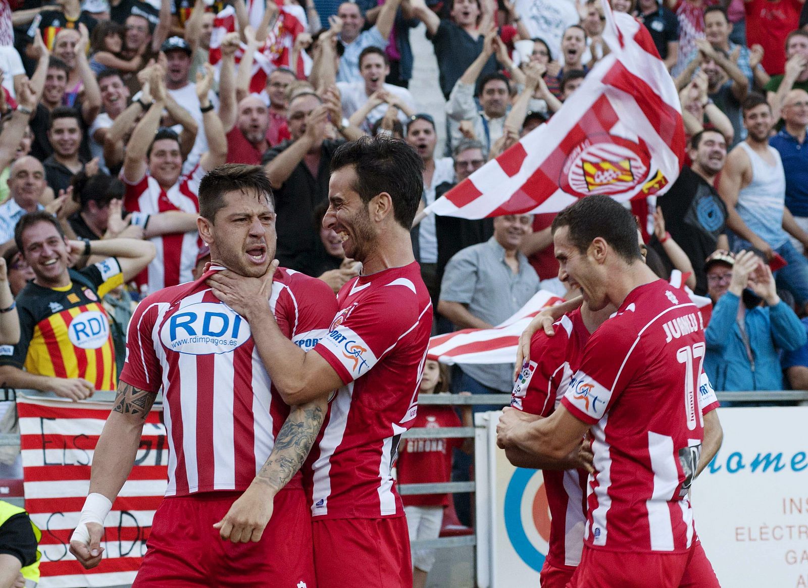 El delantero del Girona Acuña (i) es felicitado por sus compañeros tras marcar el primer gol ante el Alcorcón.